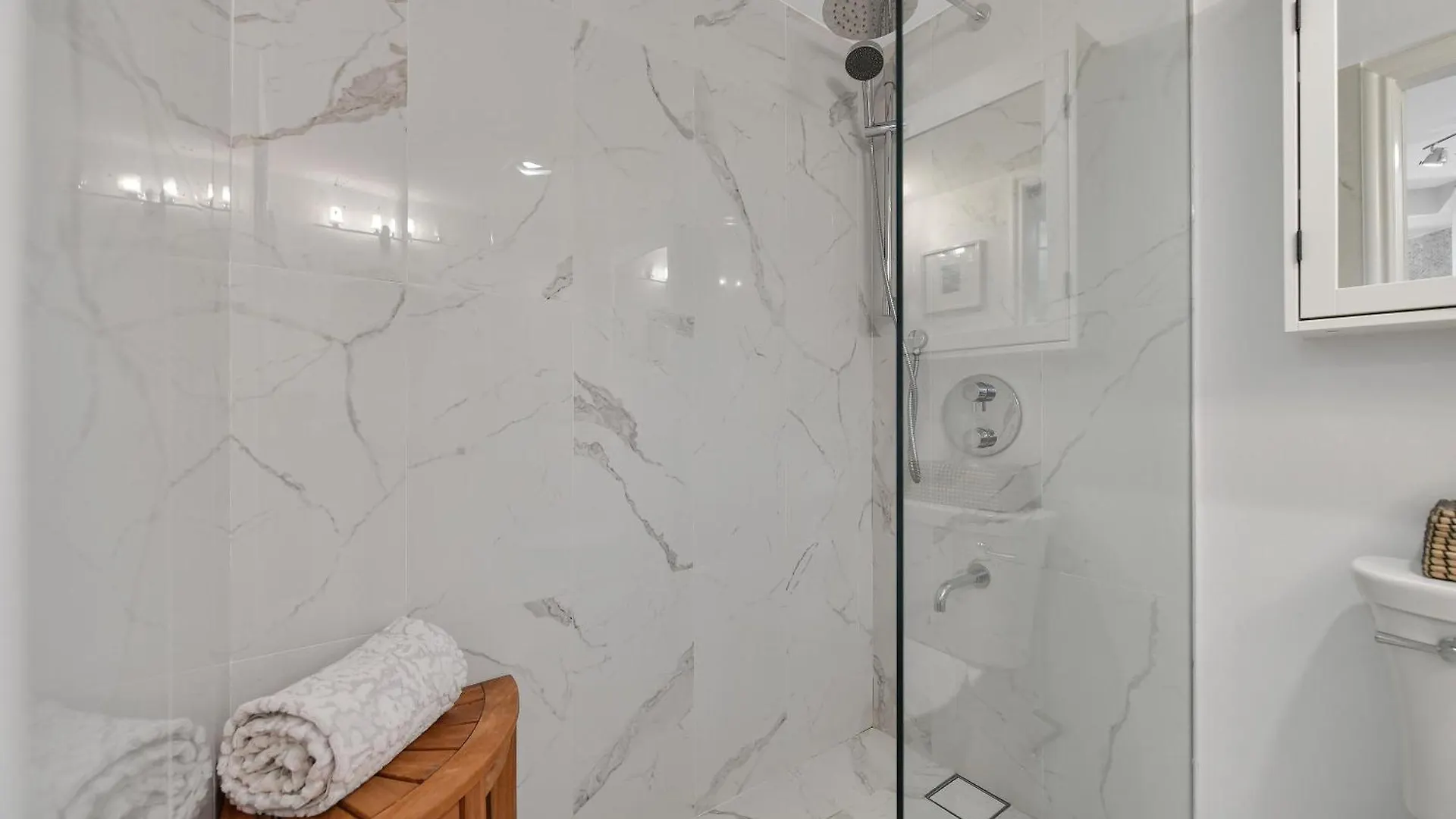 Skyview Executive Stay Victoria Holiday home